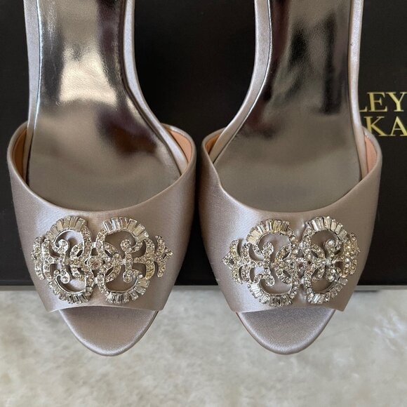 Badgley Mischka Salsa D’Orsay Pump in silver satin, size 10 - Picture 3 of 15